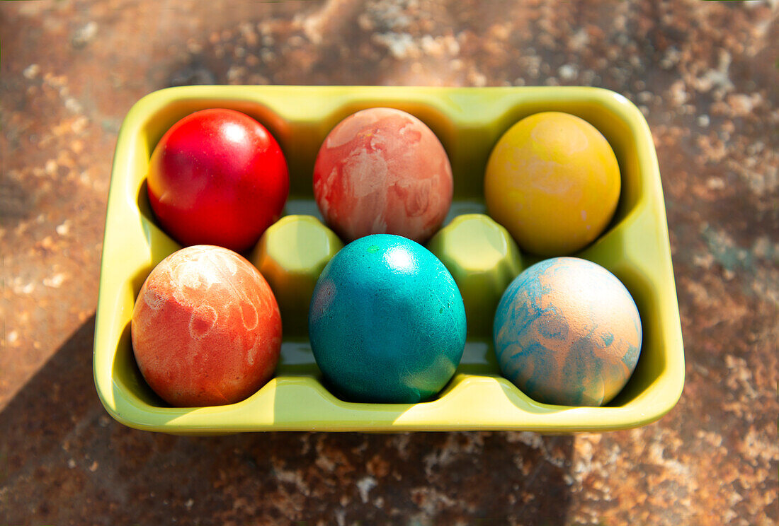 Italien, Turin, Bunte Fress-Eier im Eierkarton