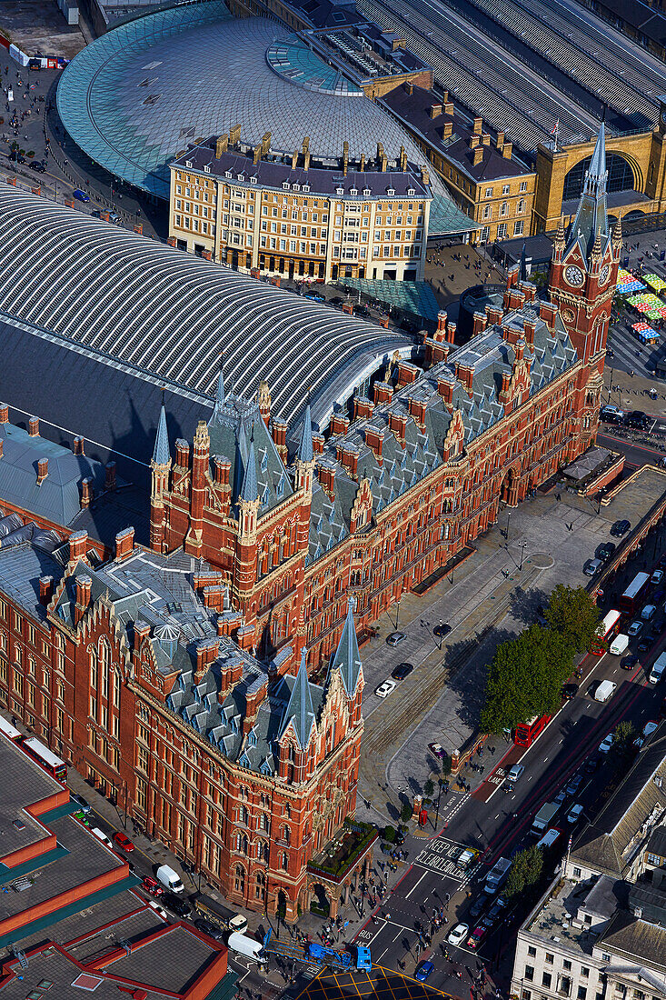 UK, London, Luftaufnahme der Bahnhöfe St. Pancras und Kings Cross