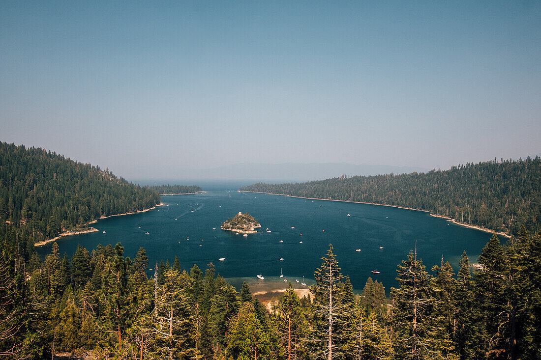 USA, Kalifornien, Landschaft mit Smaragdbucht des Lake Tahoe