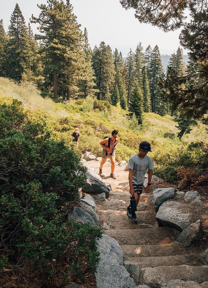 Mutter mit Söhnen (8-9, 12-13) beim Wandern