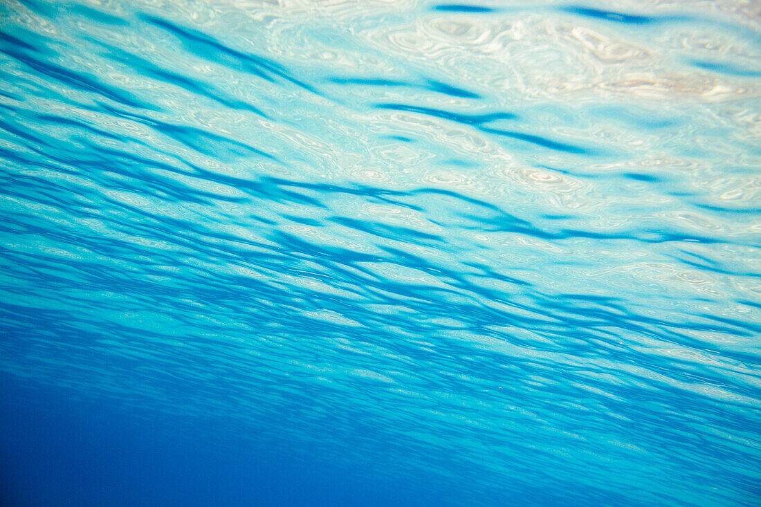 Klares blaues Seewasser