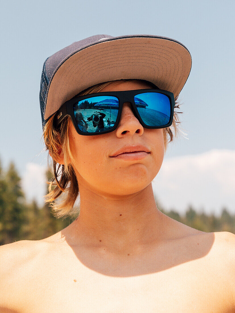Junge (12-13) mit Hut und Sonnenbrille