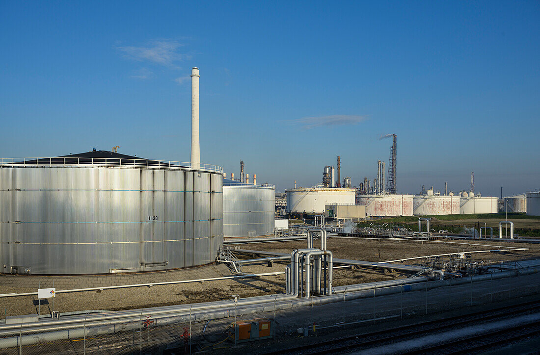 Niederlande, Rotterdam, Lagertanks in einer Ölraffinerie