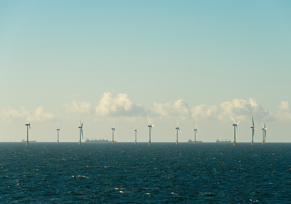 Offshore-Windpark und Containerschiffe auf der Nordsee