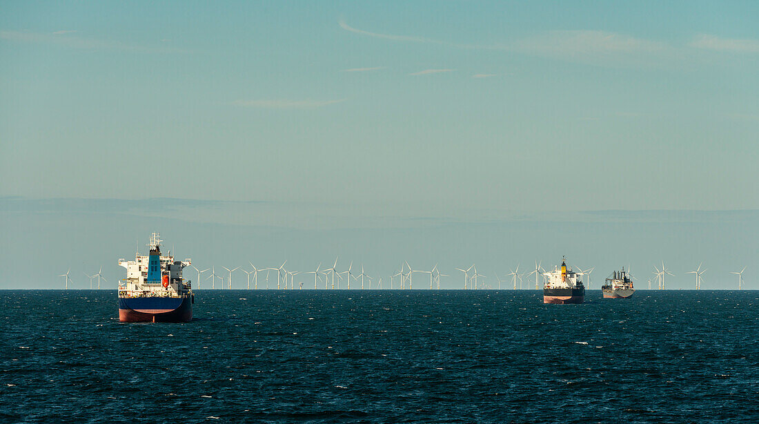 Industrieschiffe und Offshore-Windpark auf der Nordsee
