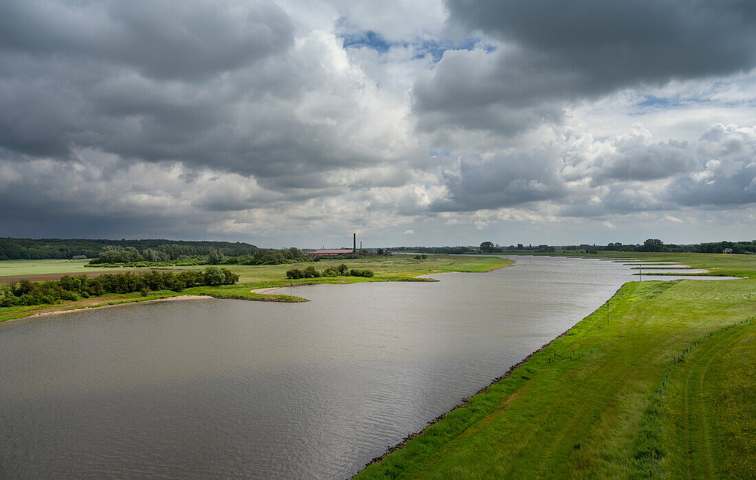 Überschwemmungsgebiete und Deich, der die umliegenden Polder vor dem Fluss Nederrijn schützt