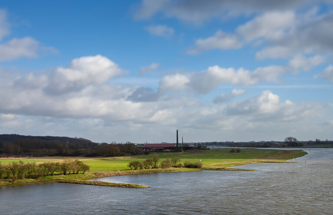 Überschwemmungsgebiete und Deich, der die umliegenden Polder vor dem Fluss Nederrijn schützt