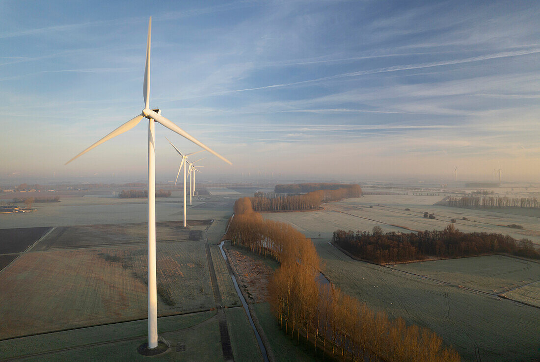 Niederlande, Noord-Brabant, Windkraftanlagen am kalten Morgen