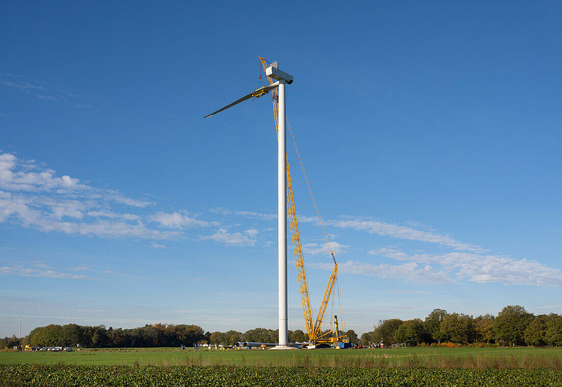 Windkraftanlage im Bau auf einem Feld