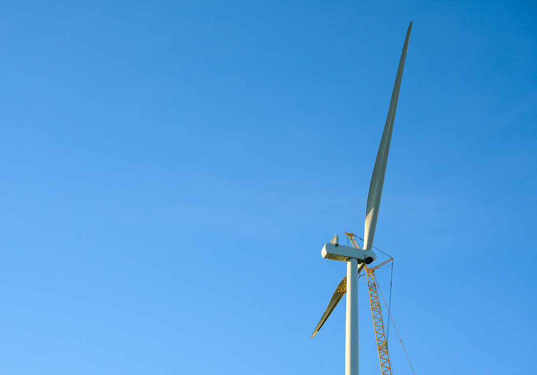 Windturbine im Bau gegen den klaren Himmel