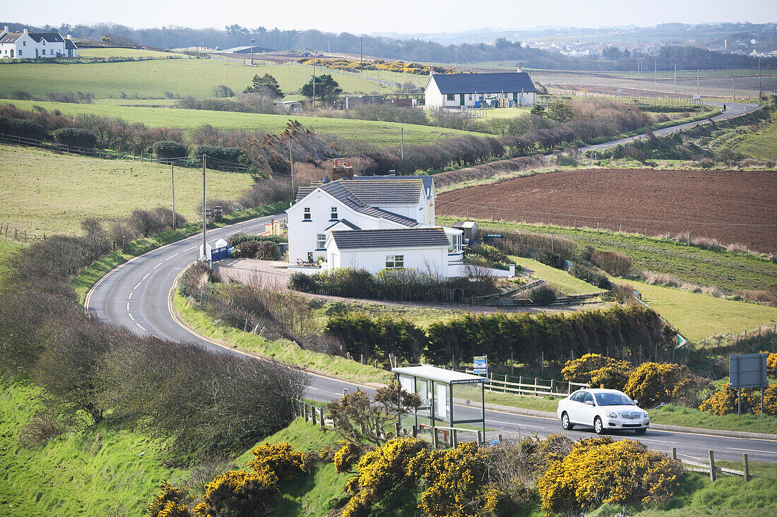Landschaft und Straße A2; Grafschaft Antrim, Irland