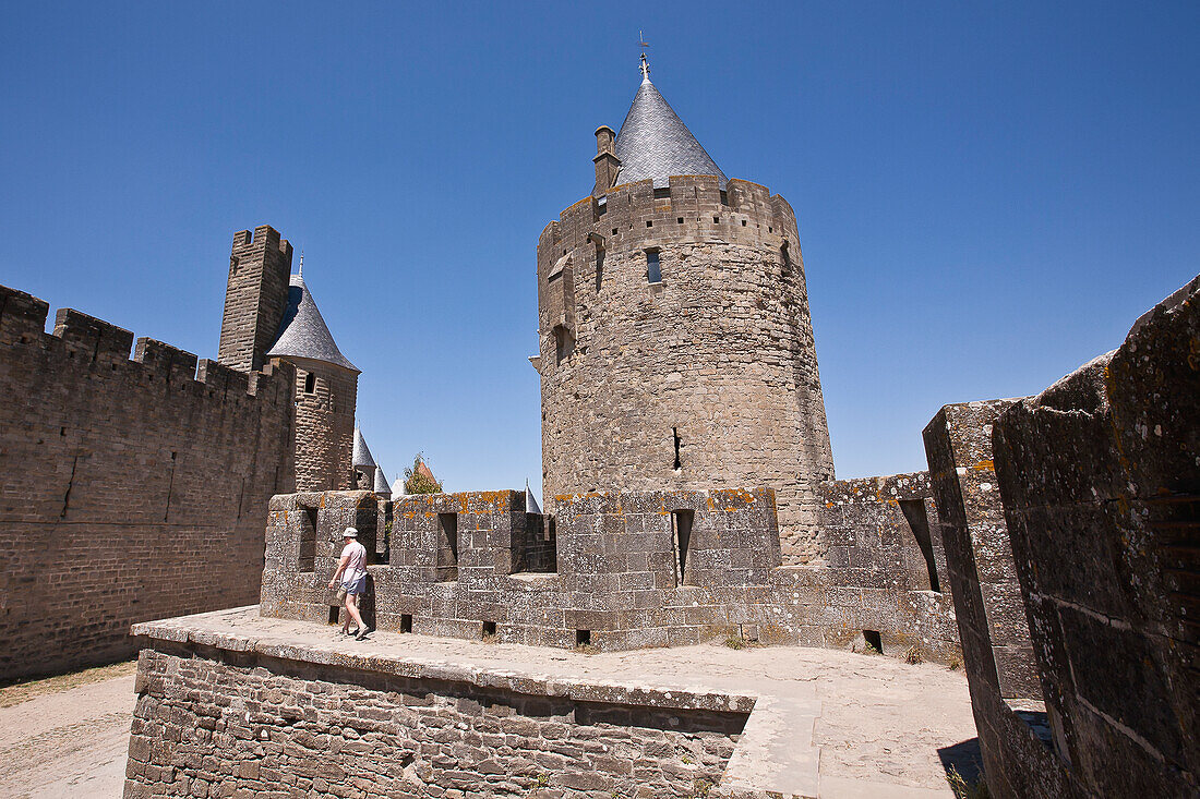 Schloss und Festungsmauern der doppelwandigen Burg; Carcassonne, Languedoc-Rousillion, Frankreich