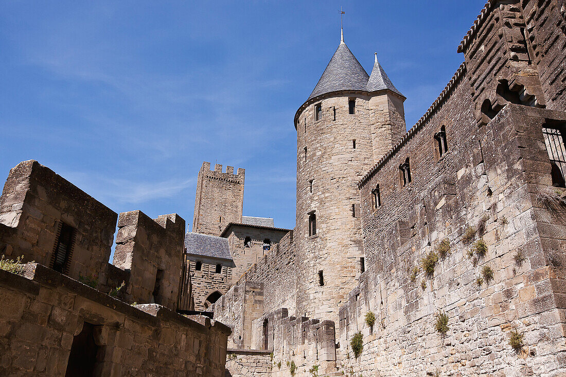 Schloss und Festungsmauern der doppelwandigen Burg; Carcassonne, Languedoc-Rousillion, Frankreich