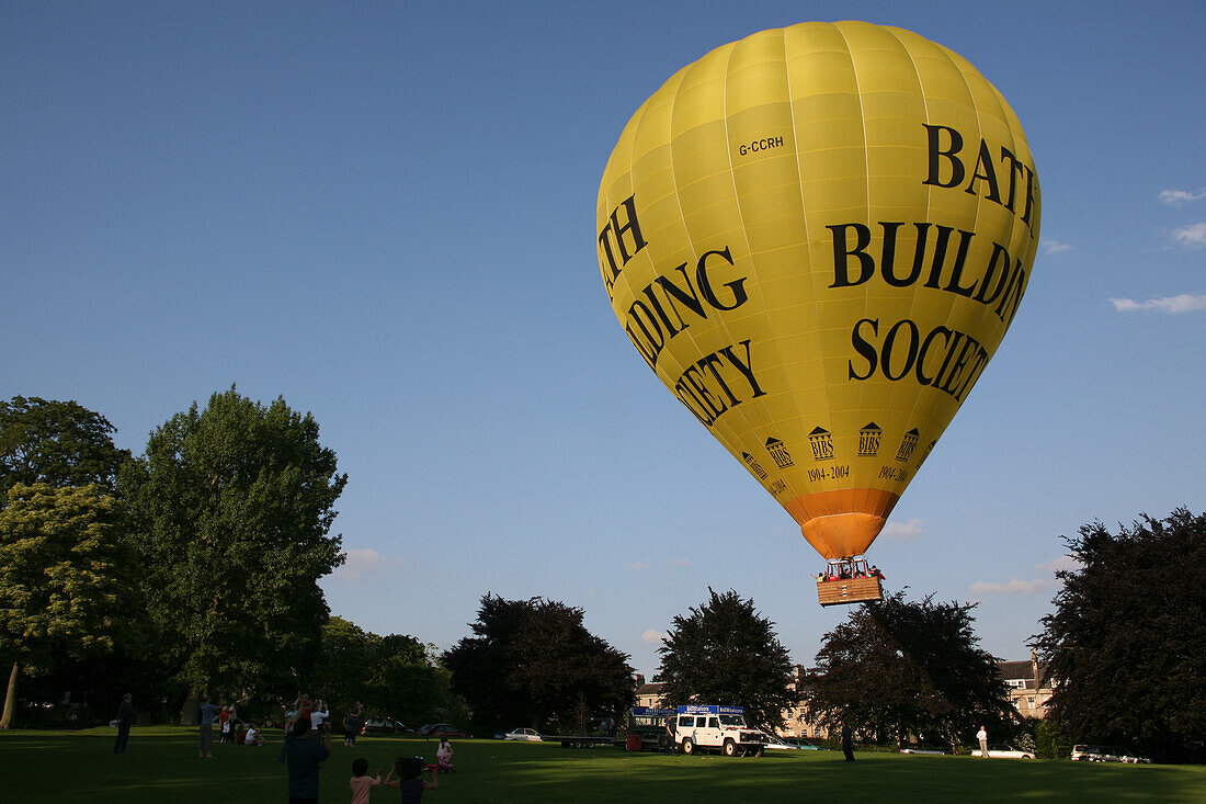 Heißluftballonstart vom Royal Victoria Park, nahe Royal Crescent, an einem Sommerabend; Bath, Somerset, England.
