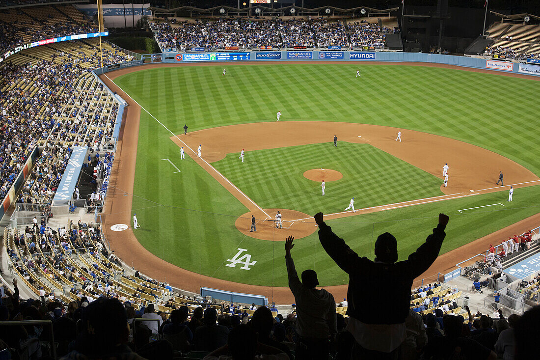 Fans jubeln einer Baseballmannschaft in einem Stadion zu; Los Angeles, Kalifornien, Vereinigte Staaten von Amerika
