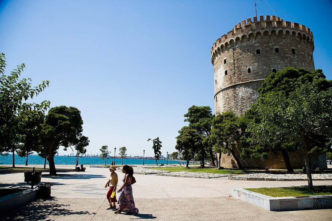 Zwei Frauen gehen am Weißen Turm vorbei; Thessaloniki, Griechenland