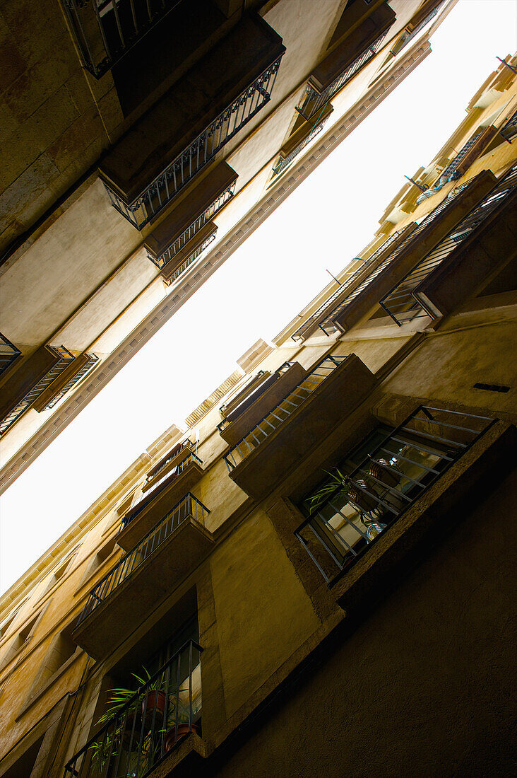 Niedriger Blickwinkel auf ein Wohnhaus und die Balkone; Barcelona, Spanien