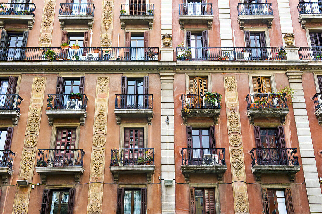 Ein Wohnhaus mit Balkonen; Barcelona, Spanien