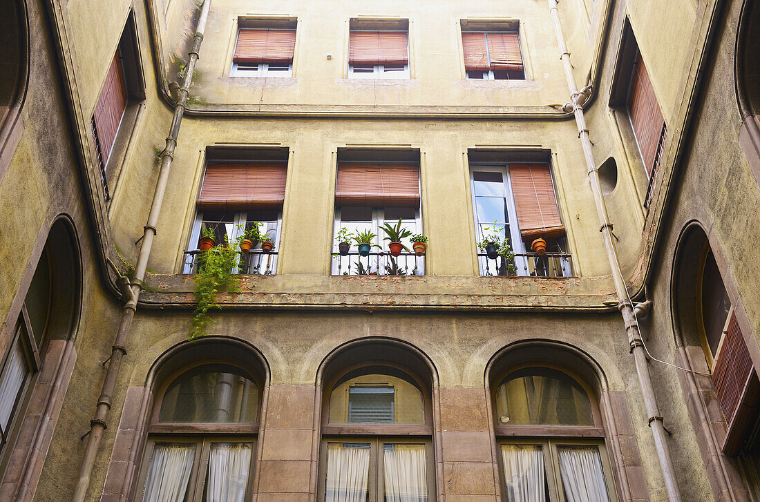 Fassade eines Wohngebäudes; Barcelona, Spanien