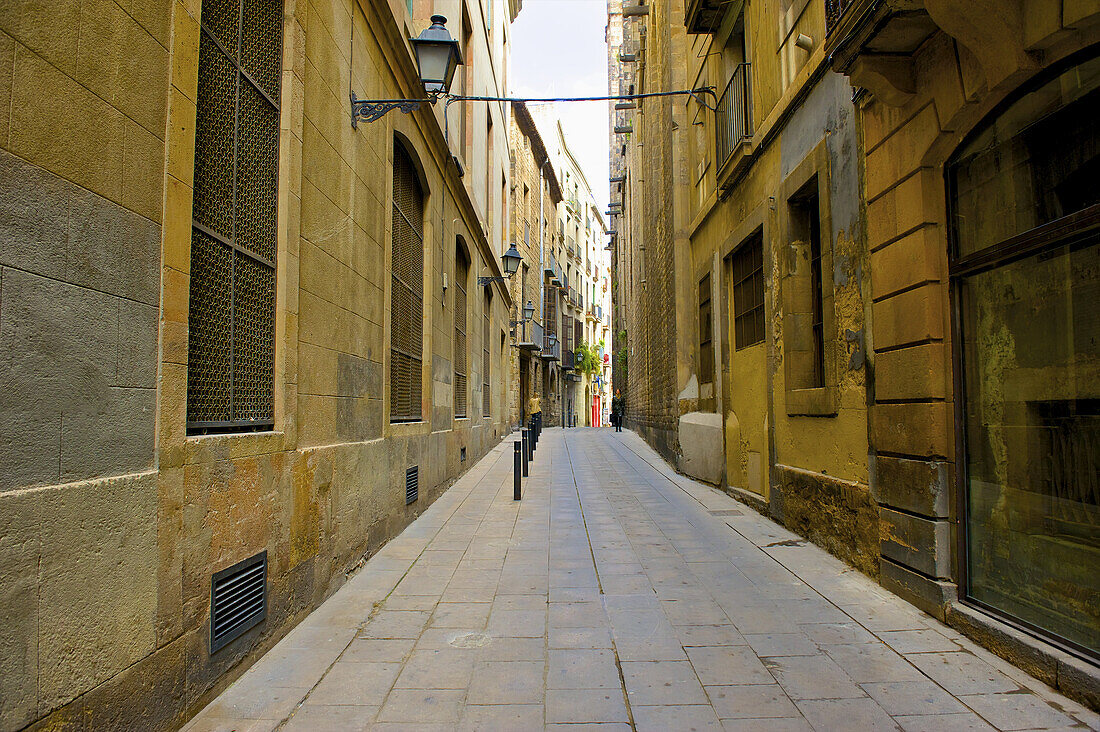 Eine schmale Gasse zwischen Gebäuden; Barcelona, Spanien