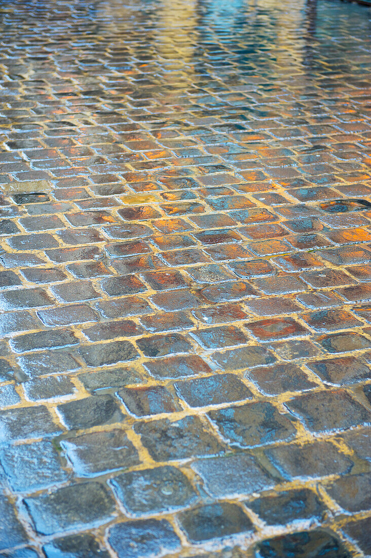 Quadratische Steinblöcke auf einem Boden mit einer Reflexion auf der glänzenden Oberfläche; Beirut, Libanon.