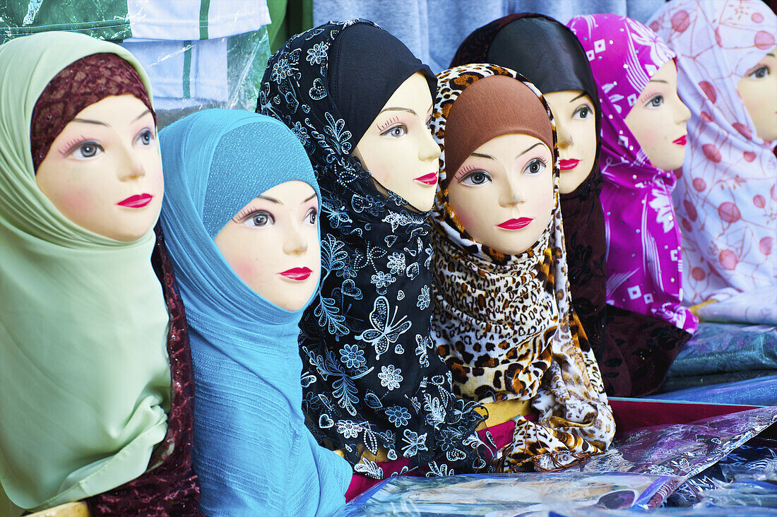 Schaufensterpuppen weiblichen Aussehens mit bunten Kopftüchern; Cite, Frankreich