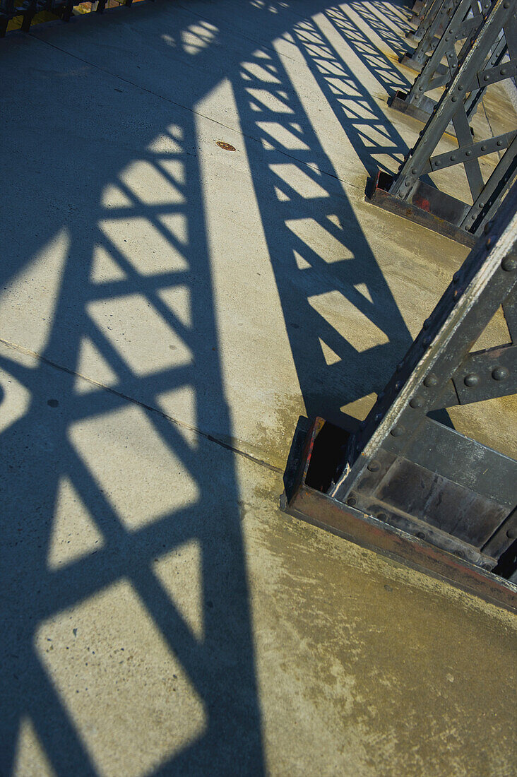 Schatten von Stahlträgern auf dem Bürgersteig; Hamburg, Deutschland