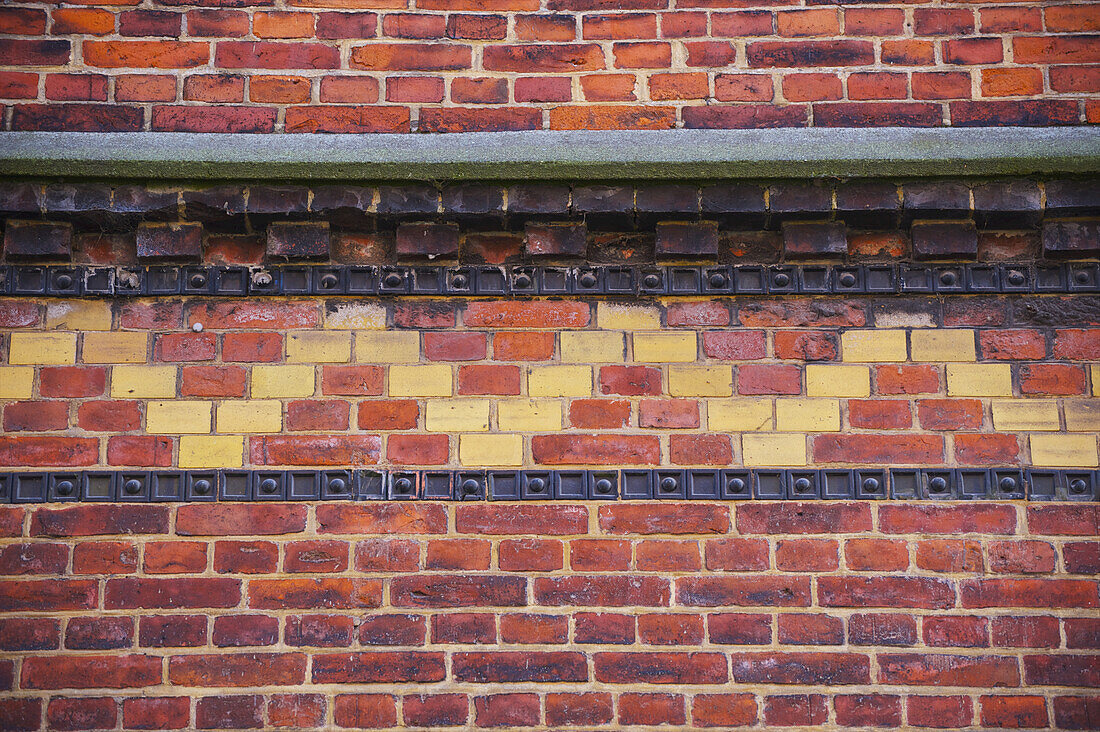 Einzigartige bunte Fassade eines Backsteingebäudes; Hamburg, Deutschland