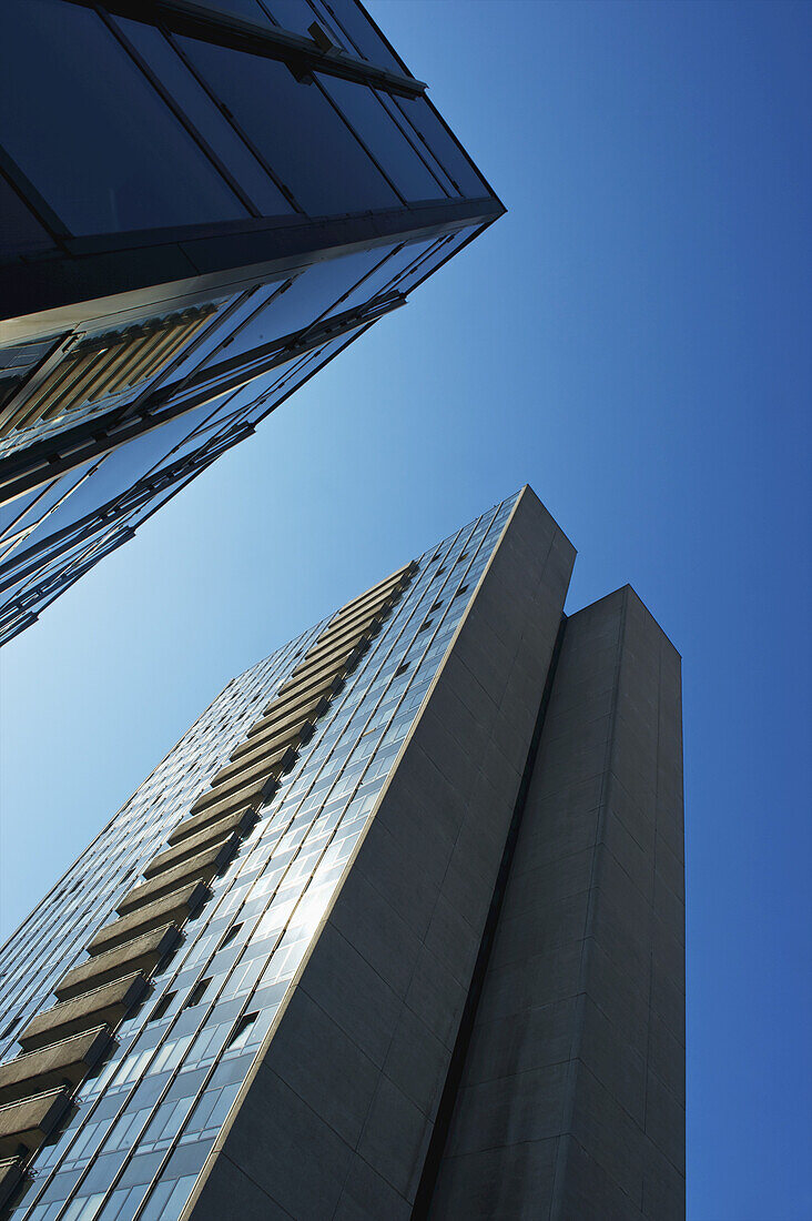 Bürogebäude vor blauem Himmel; Hamburg, Deutschland