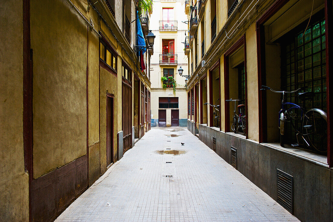 Eine Gasse zwischen Wohngebäuden; Barcelona, Spanien