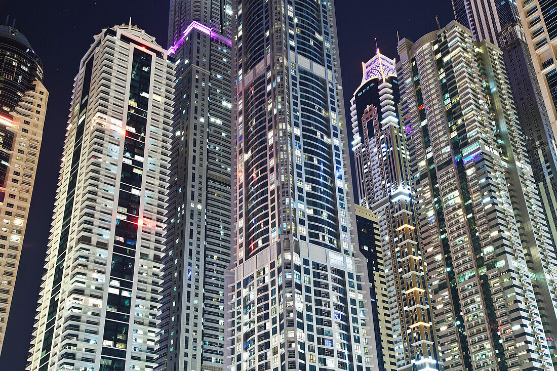 Nachts beleuchtete Wolkenkratzer; Dubai, Vereinigte Arabische Emirate