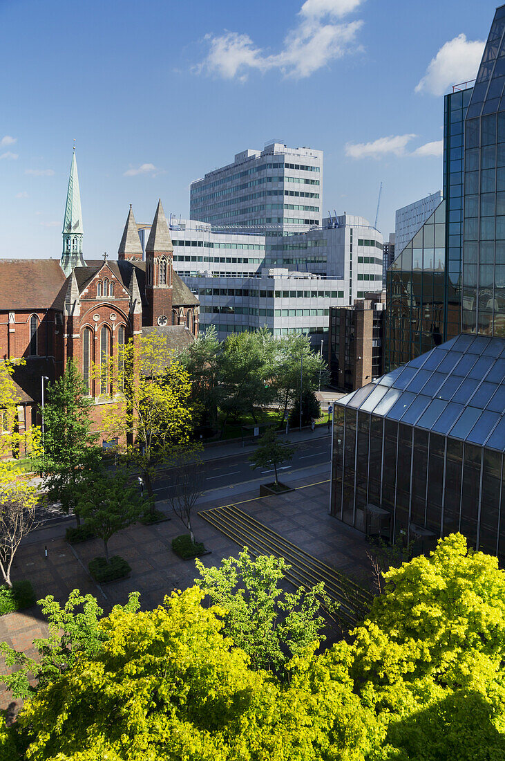 Eine Kirche und Bürogebäude, Croydon; London, England