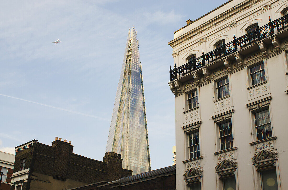 Blick auf den Shard-Wolkenkratzer von der Borough High Street; London, England.
