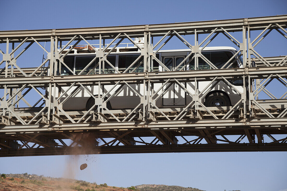 Touristenbus überquert zerbrochene Brücke; Gheralta, Region Tigray, Äthiopien.