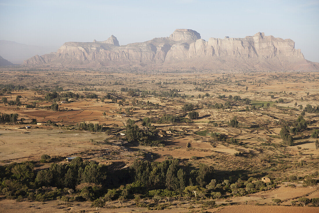 Abgetragene Berglandschaft und Ackerland; Gheralta, Tigray Region, Äthiopien