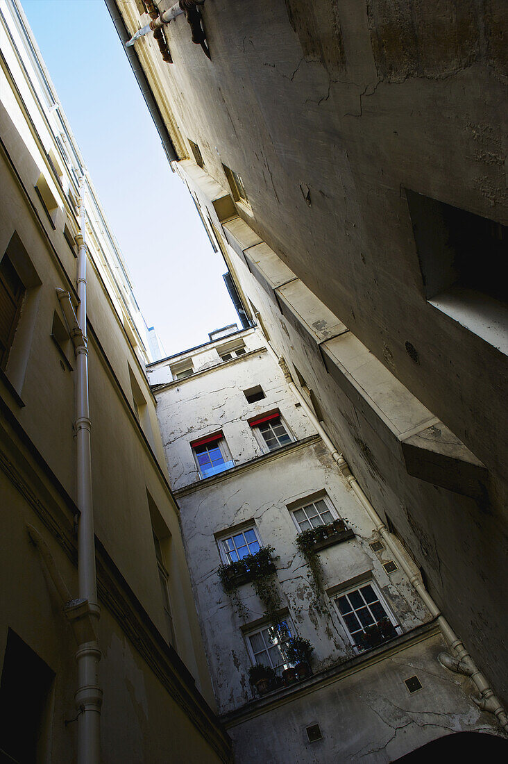 Niedriger Blickwinkel auf die Seite eines Wohngebäudes im historischen Viertel Marais; Paris, Frankreich.