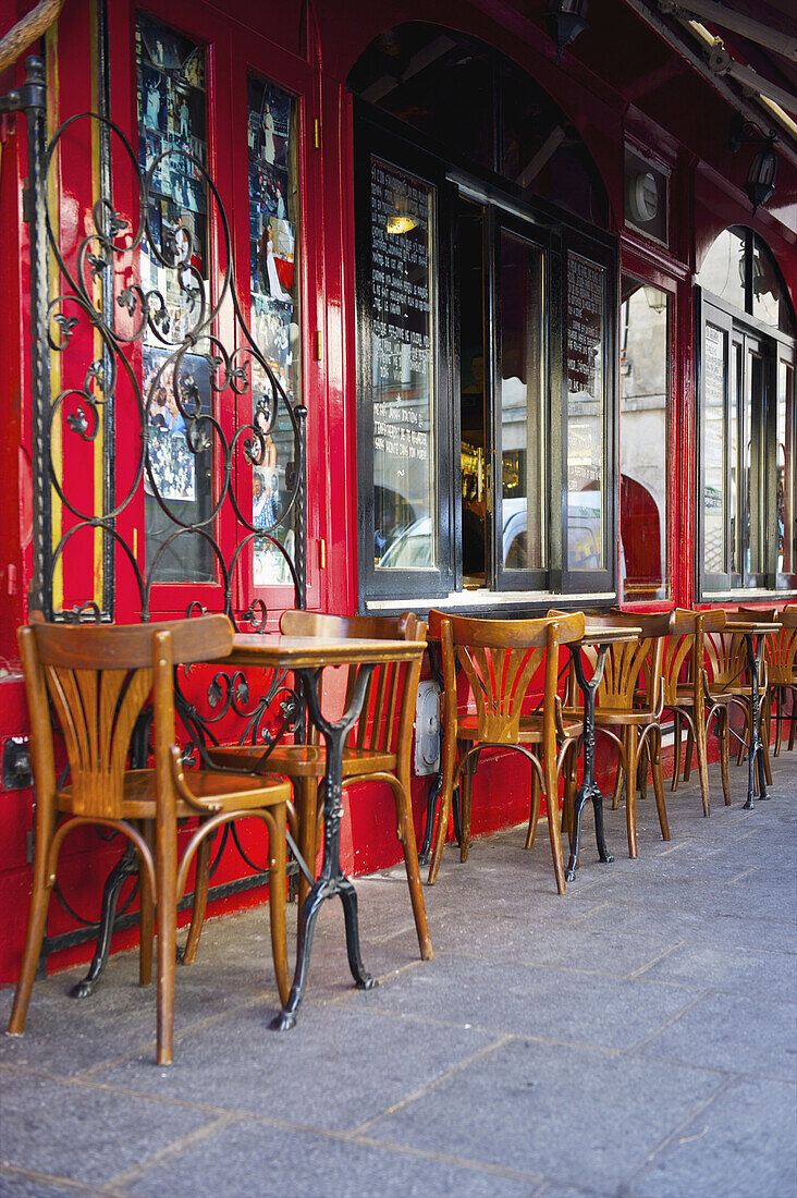 Sitzgelegenheiten vor einem Restaurant, Marais-Viertel; Paris, Frankreich