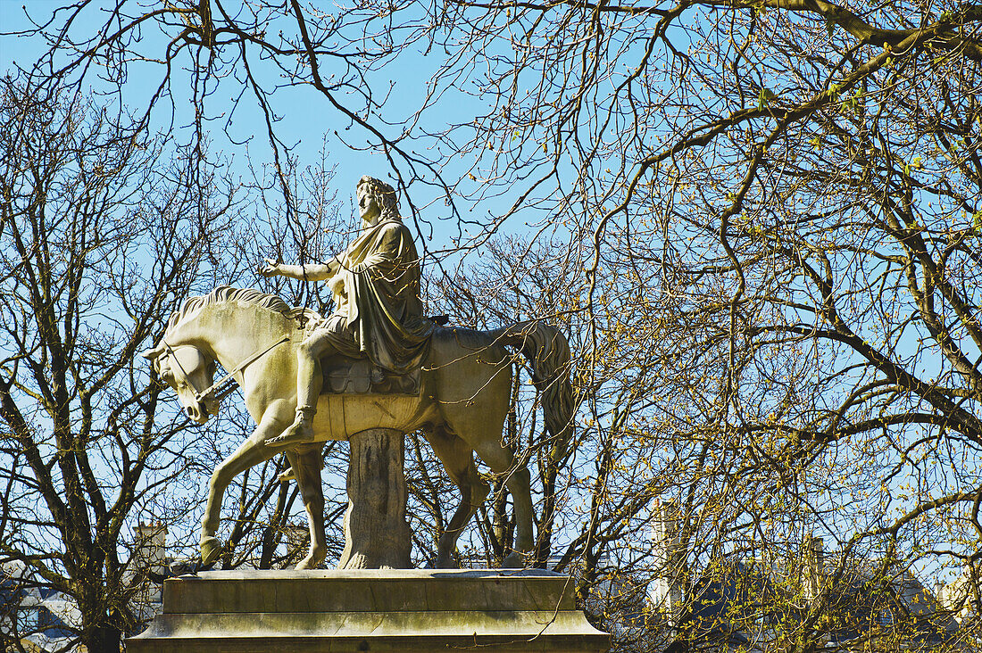 Eine Reiterstatue, Marais-Viertel; Paris, Frankreich.