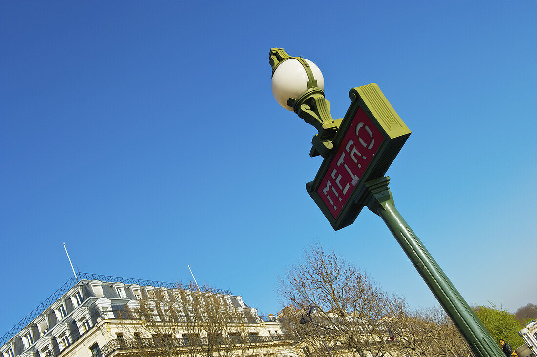 Laternenpfahl und Schild für die Metro; Paris, Frankreich