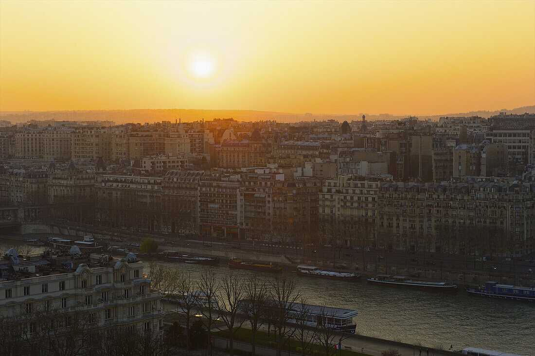 Paris und die Seine bei Sonnenuntergang; Paris, Frankreich