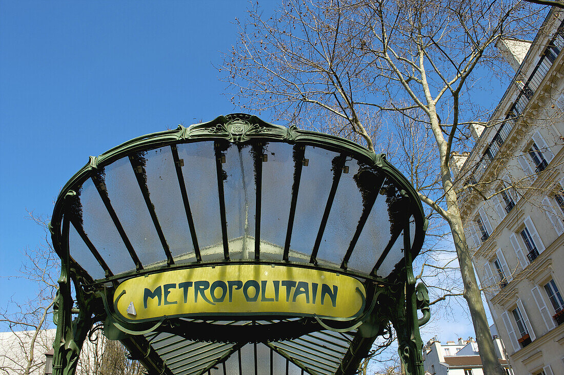 Ein Schild für die Metropolitain, das öffentliche Schnellbahnsystem; Paris, Frankreich.