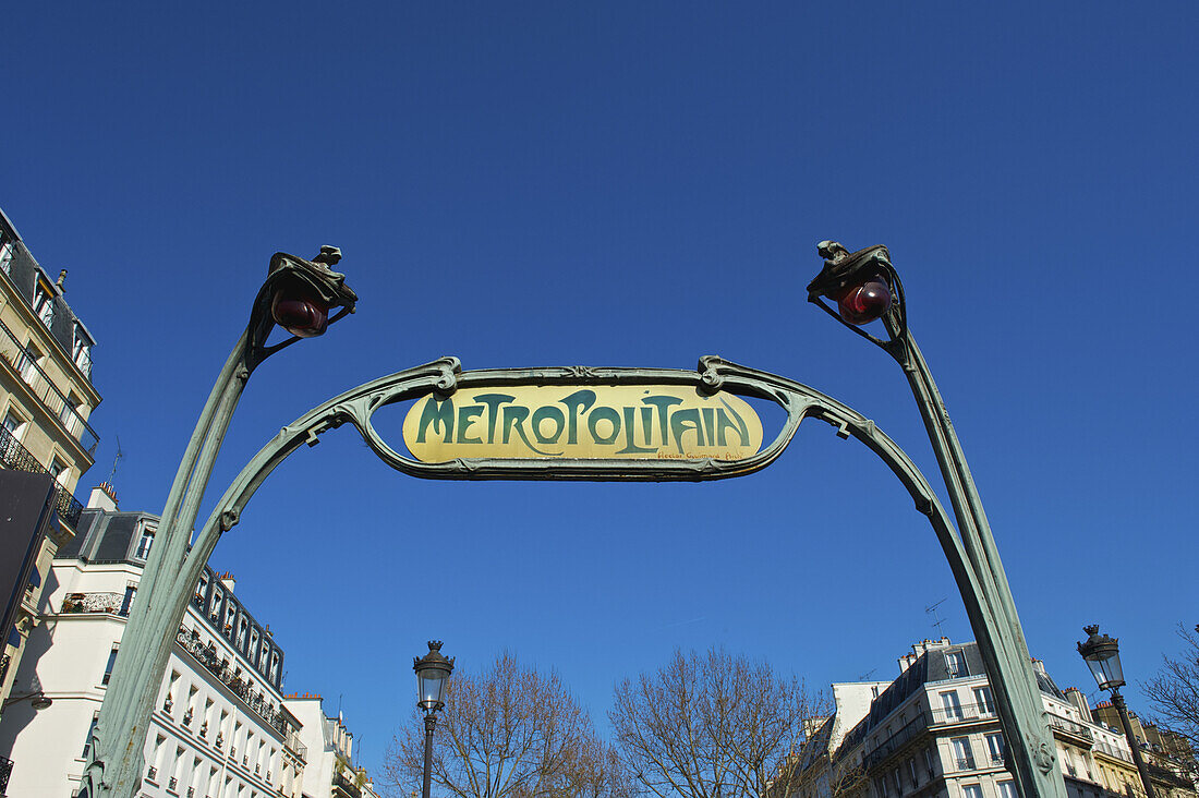 Schild für die Metropolitain, den öffentlichen Schienenverkehr; Paris, Frankreich.