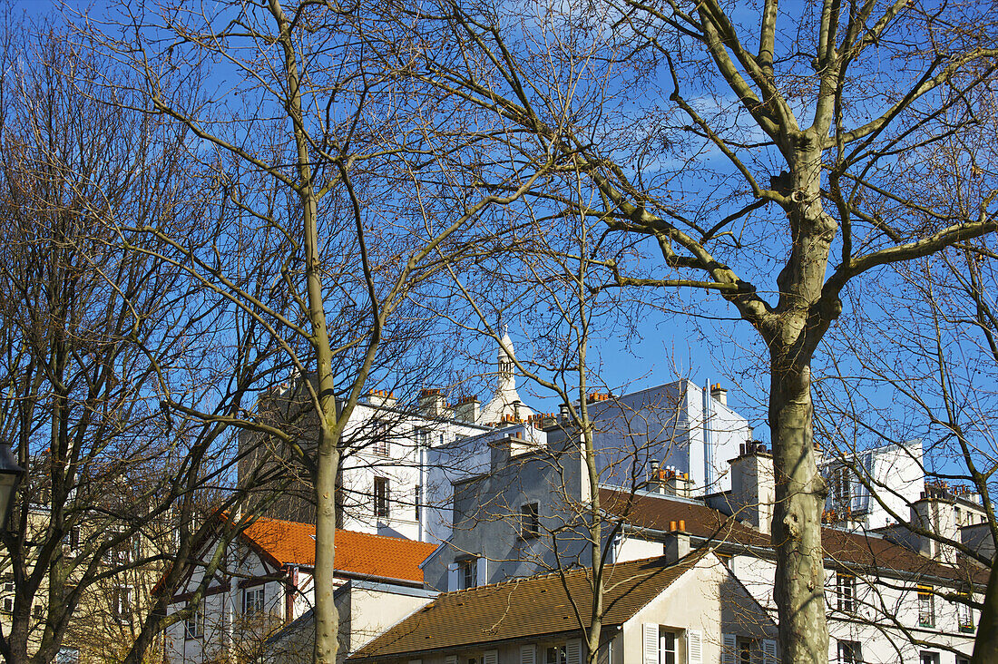 Wohngebäude und ein blauer Himmel; Paris, Frankreich