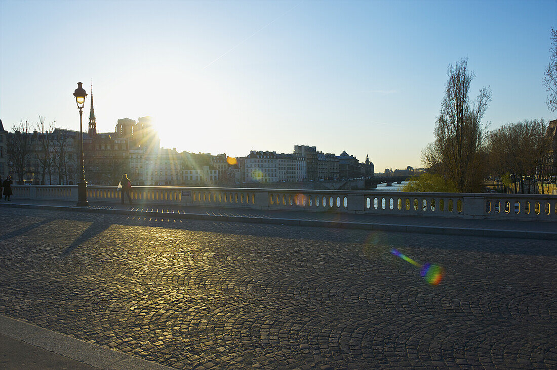 Eine Straße über einem Kanal bei Sonnenaufgang; Paris, Frankreich