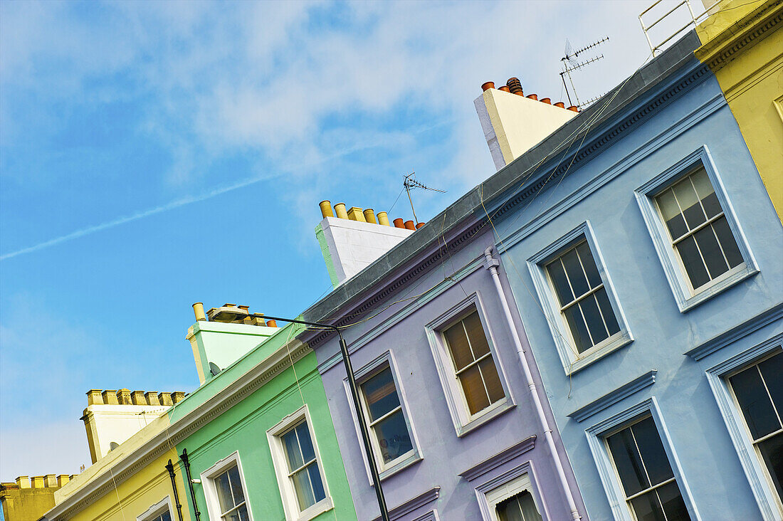 Bunte Häuser in einer Reihe, Notting Hill; London, England