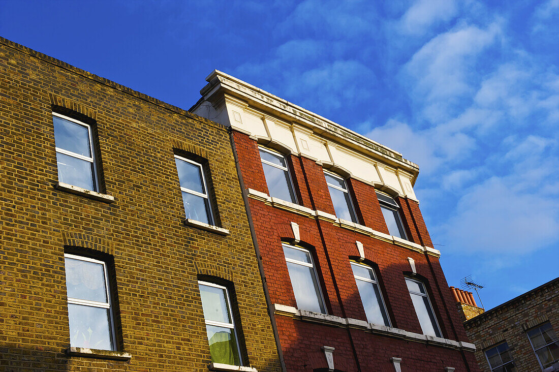 Ein Wohngebäude aus Backstein, Brick Lane; London, England