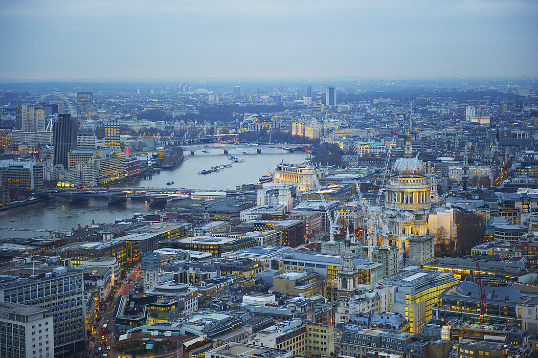 Blick auf die Stadt London und die Themse; London, England.