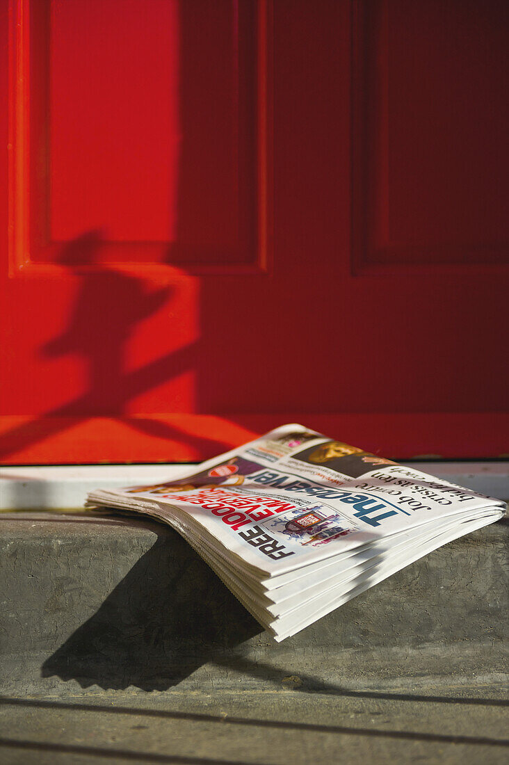 Zeitung auf der Eingangstreppe, Primrose Hill; London, England