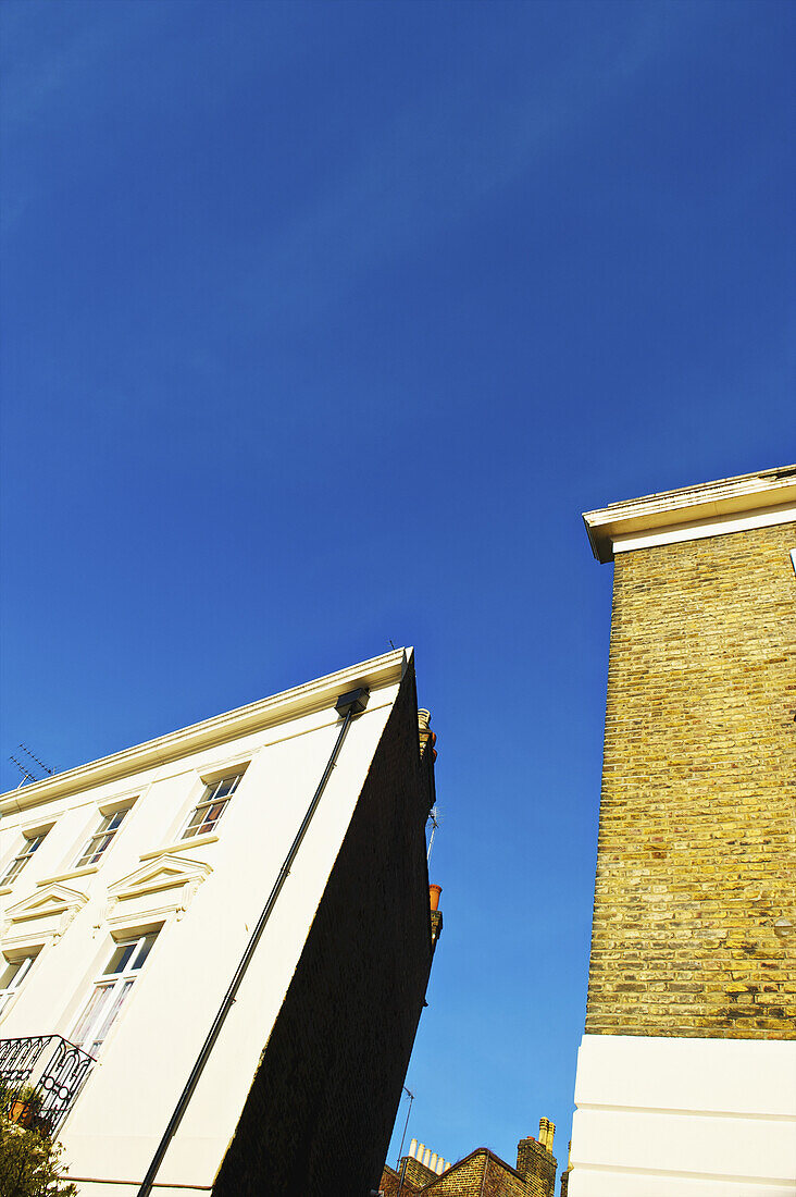 Niedriger Blickwinkel auf ein Wohngebäude vor blauem Himmel, Primrose Hill; London, England.