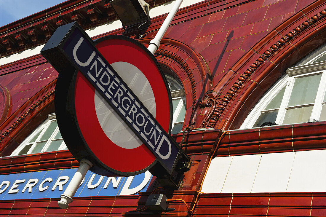 Schild für Underground, ein Schnellbahnsystem; London, England